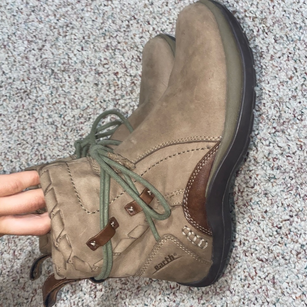 earth hiking boots 🌍